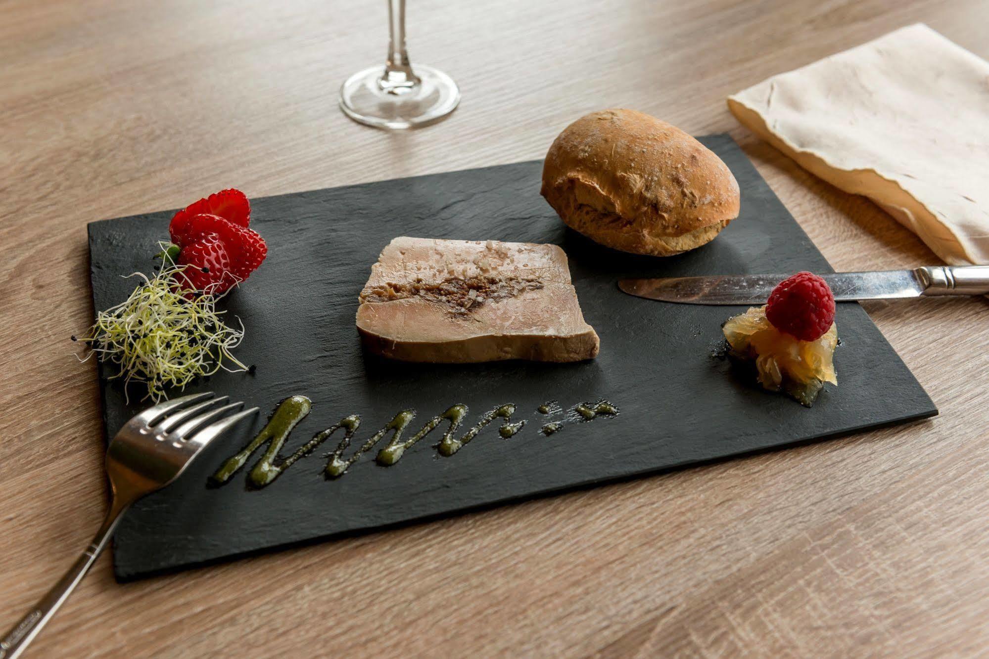 Logis Hotels - Au Poisson D'Argent - Hotel 3 Etoiles Et Restaurant Le Mesnil-en-Vallée Zewnętrze zdjęcie