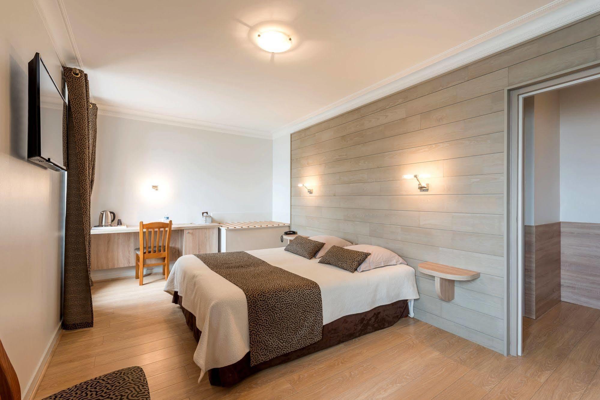 Logis Hotels - Au Poisson D'Argent - Hotel 3 Etoiles Et Restaurant Le Mesnil-en-Vallée Zewnętrze zdjęcie