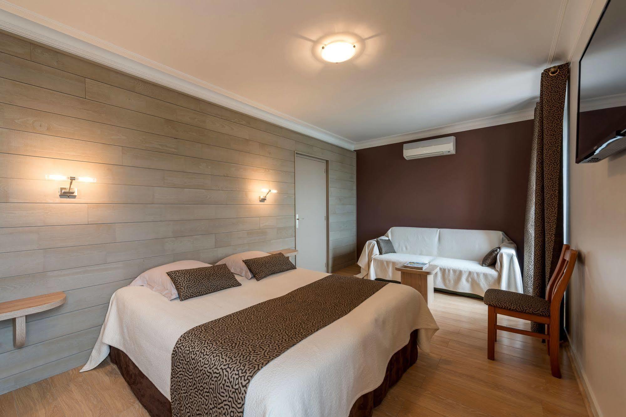 Logis Hotels - Au Poisson D'Argent - Hotel 3 Etoiles Et Restaurant Le Mesnil-en-Vallée Zewnętrze zdjęcie